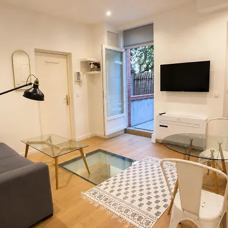 Duplex Calme Avec Clim Et Terrasse Au Centre アパート *